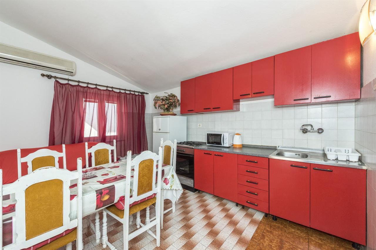 Apartments And Rooms Dragica Starigrad Paklenica Exterior photo