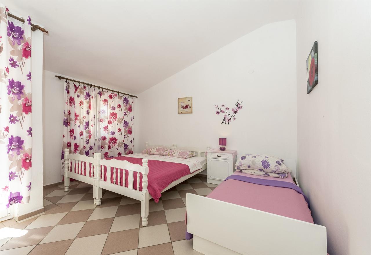 Apartments And Rooms Dragica Starigrad Paklenica Exterior photo
